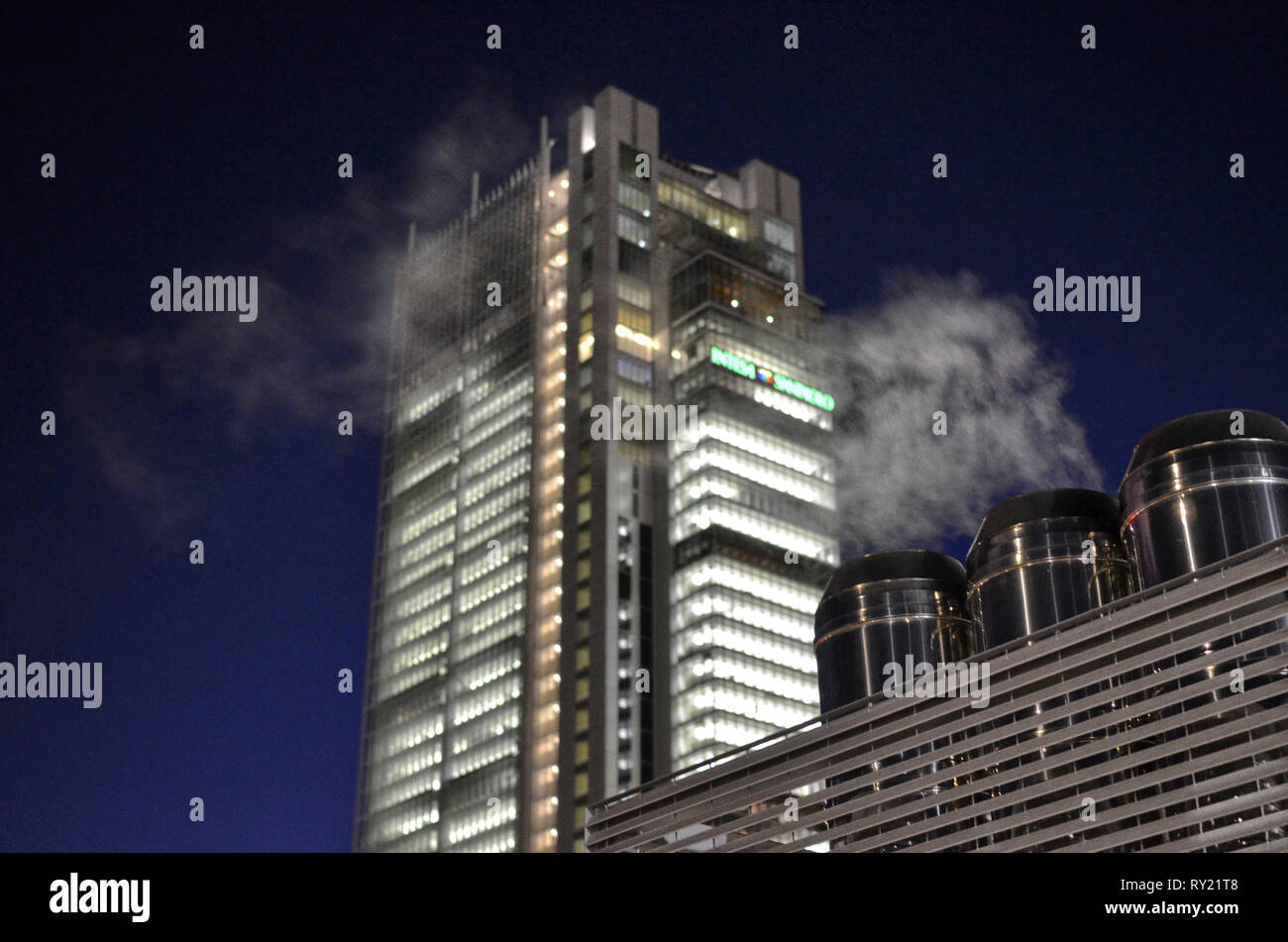 Torino, Italia, Piemonte. Marzo 2019. Il grattacielo della Intesa-SanPaolo bank di notte. Viewpoint a lato della stazione ferroviaria di Porta Susa. Un pu Foto Stock