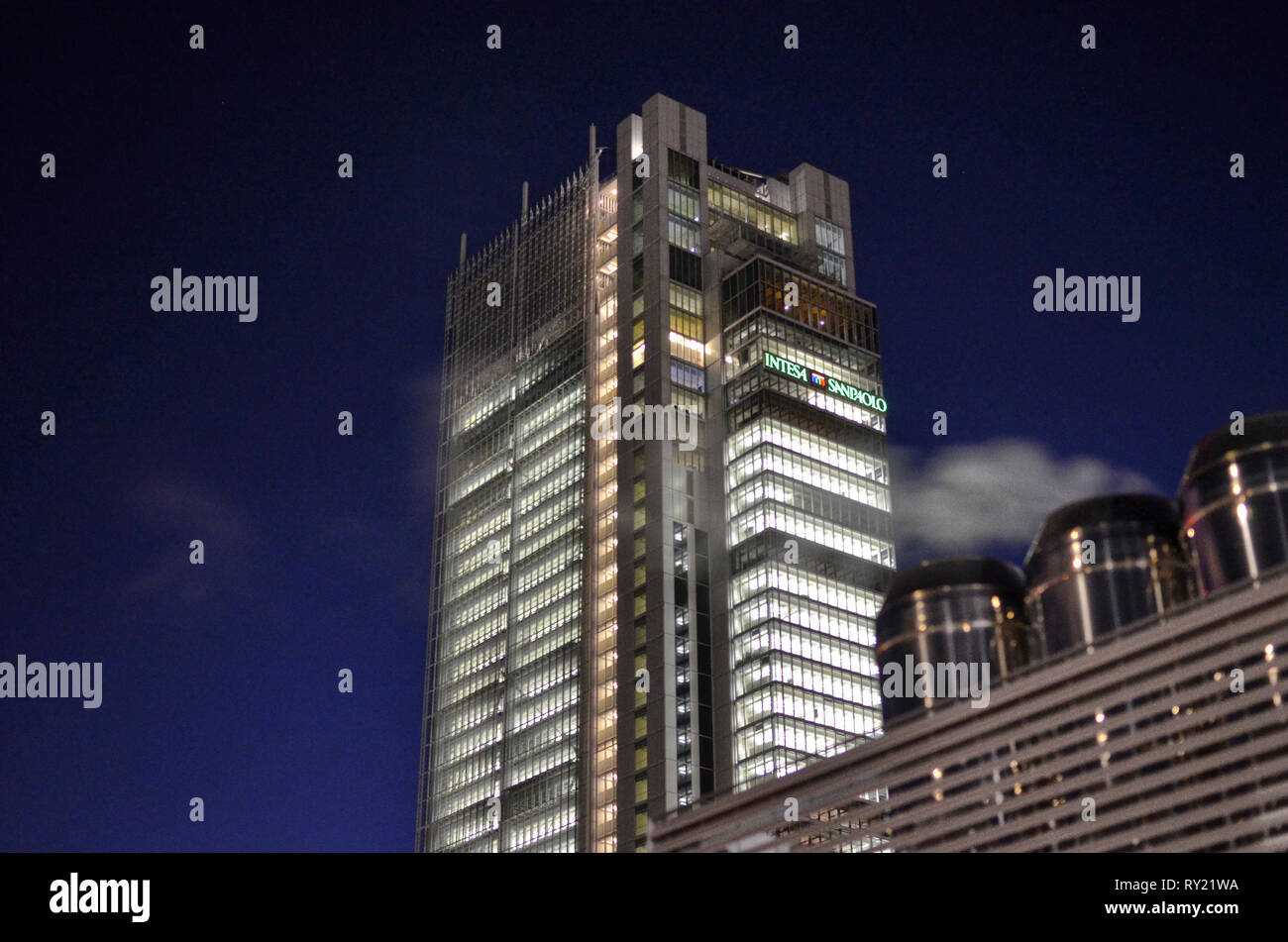 Torino, Italia, Piemonte. Marzo 2019. Il grattacielo della Intesa-SanPaolo bank di notte. Viewpoint a lato della stazione ferroviaria di Porta Susa. Un pu Foto Stock