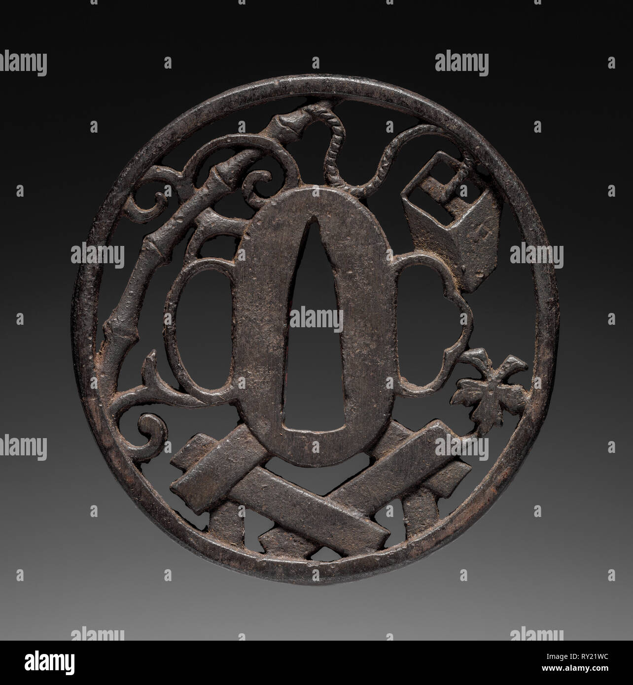 Guardia di spada, 1615-1868. Giappone, periodo Edo (1615-1868). Ferro da stiro; diametro: 7 cm (2 3/4 in Foto Stock