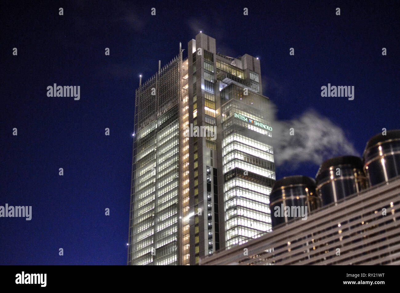 Torino, Italia, Piemonte. Marzo 2019. Il grattacielo della Intesa-SanPaolo bank di notte. Viewpoint a lato della stazione ferroviaria di Porta Susa. Un pu Foto Stock