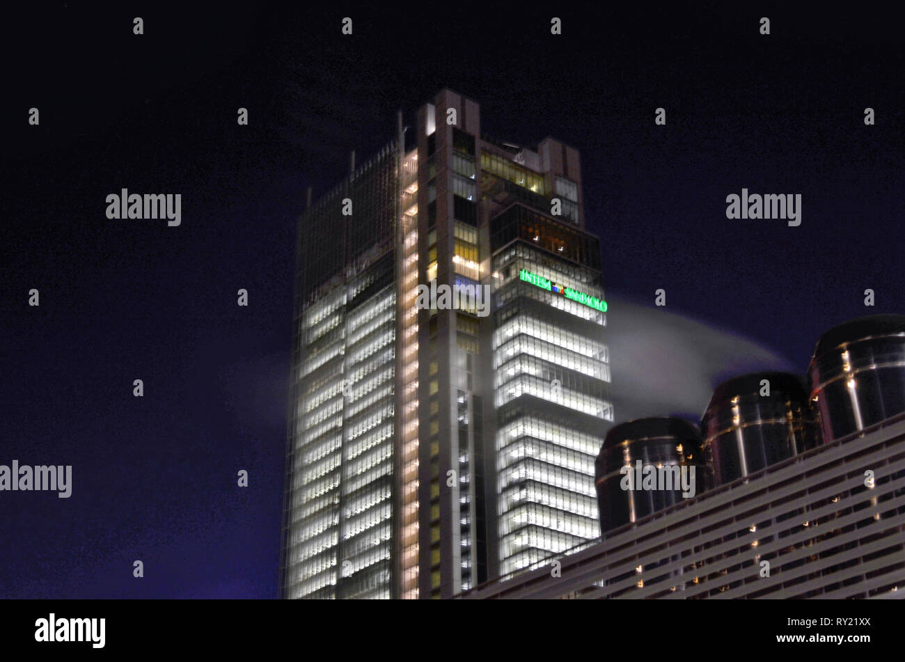 Torino, Italia, Piemonte. Marzo 2019. Il grattacielo della Intesa-SanPaolo bank di notte. Viewpoint a lato della stazione ferroviaria di Porta Susa. Un pu Foto Stock