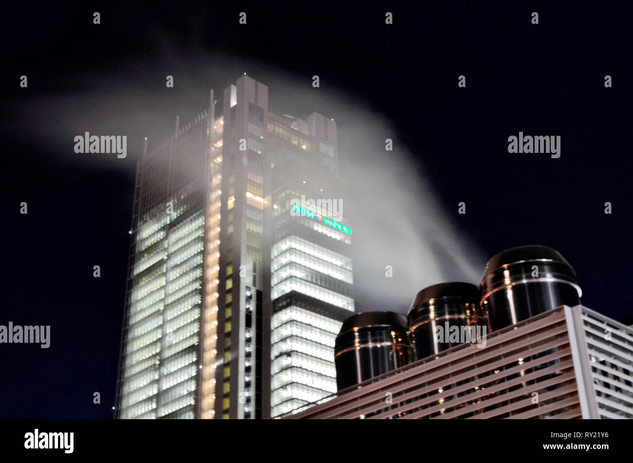 Torino, Italia, Piemonte. Marzo 2019. Il grattacielo della Intesa-SanPaolo bank di notte. Viewpoint a lato della stazione ferroviaria di Porta Susa. Un pu Foto Stock