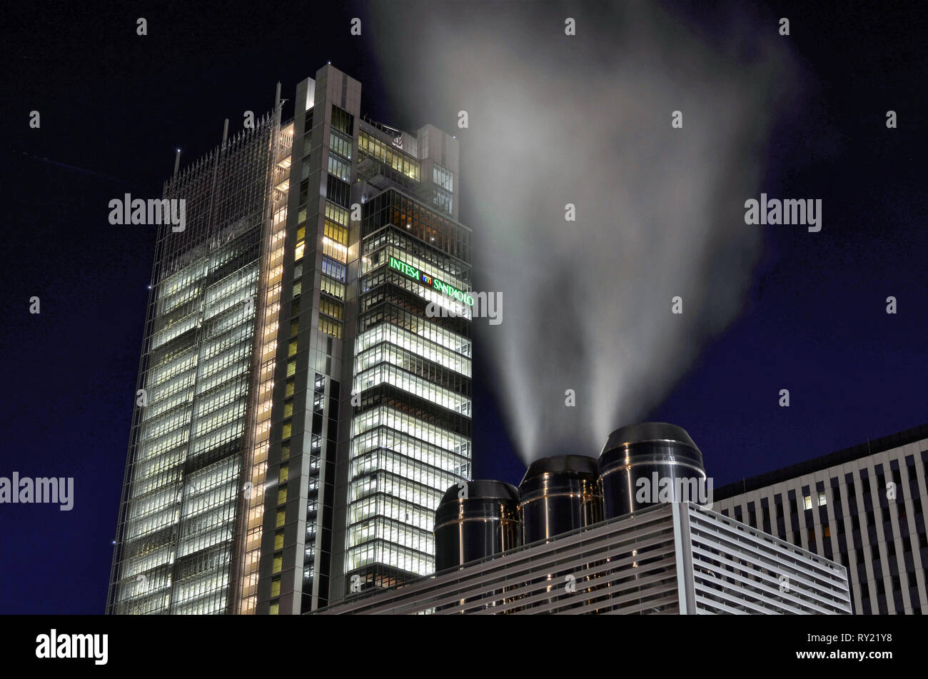 Torino, Italia, Piemonte. Marzo 2019. Il grattacielo della Intesa-SanPaolo bank di notte. Viewpoint a lato della stazione ferroviaria di Porta Susa. Un pu Foto Stock