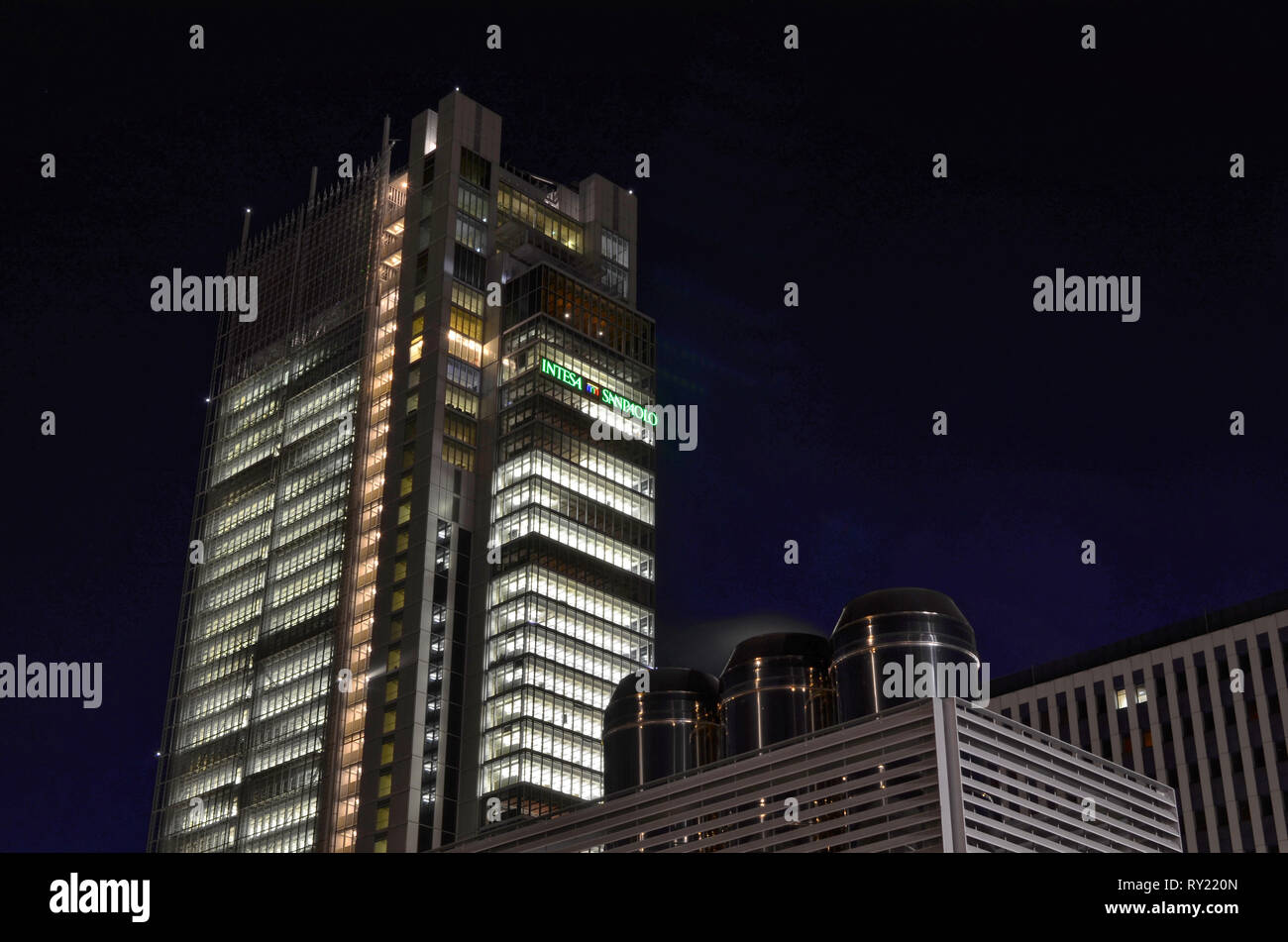 Torino, Italia, Piemonte. Marzo 2019. Il grattacielo, sede dell'Intesa-SanPaolo bank di notte. Viewpoint a lato della stazione di Porta Susa railwa Foto Stock
