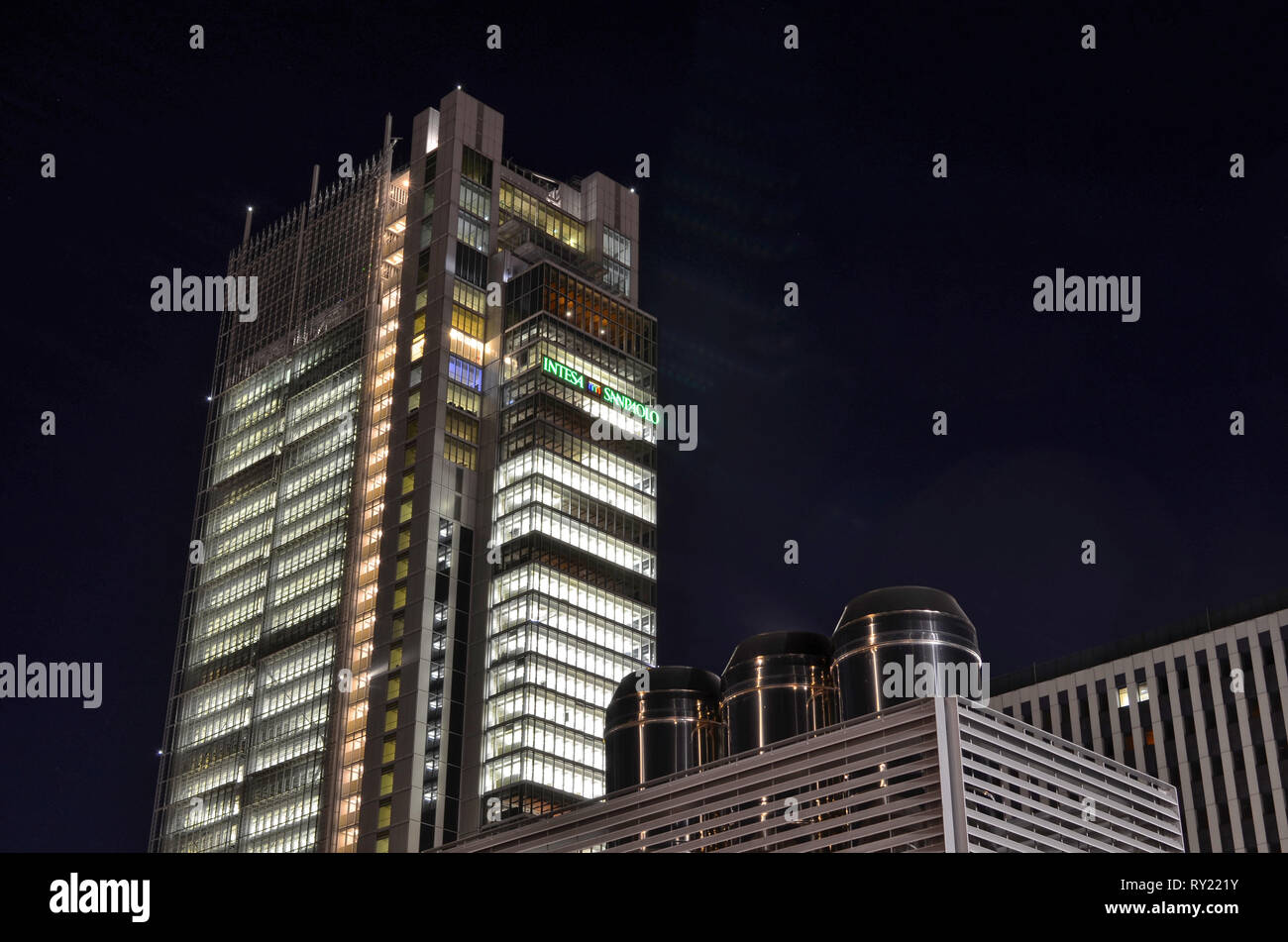 Torino, Italia, Piemonte. Marzo 2019. Il grattacielo, sede dell'Intesa-SanPaolo bank di notte. Viewpoint a lato della stazione di Porta Susa railwa Foto Stock