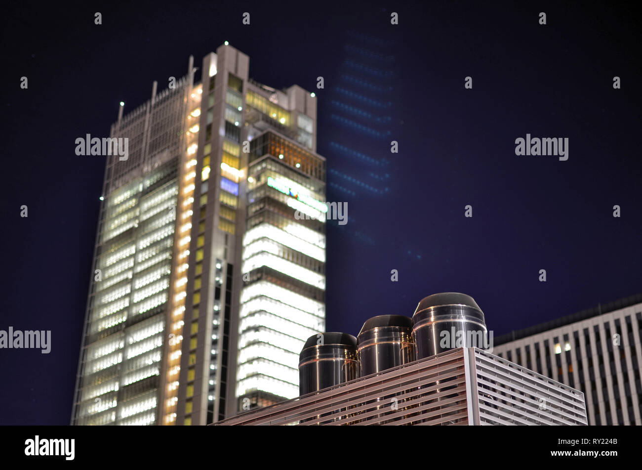 Torino, Italia, Piemonte. Marzo 2019. Il grattacielo, sede dell'Intesa-SanPaolo bank di notte. Viewpoint a lato della stazione di Porta Susa railwa Foto Stock