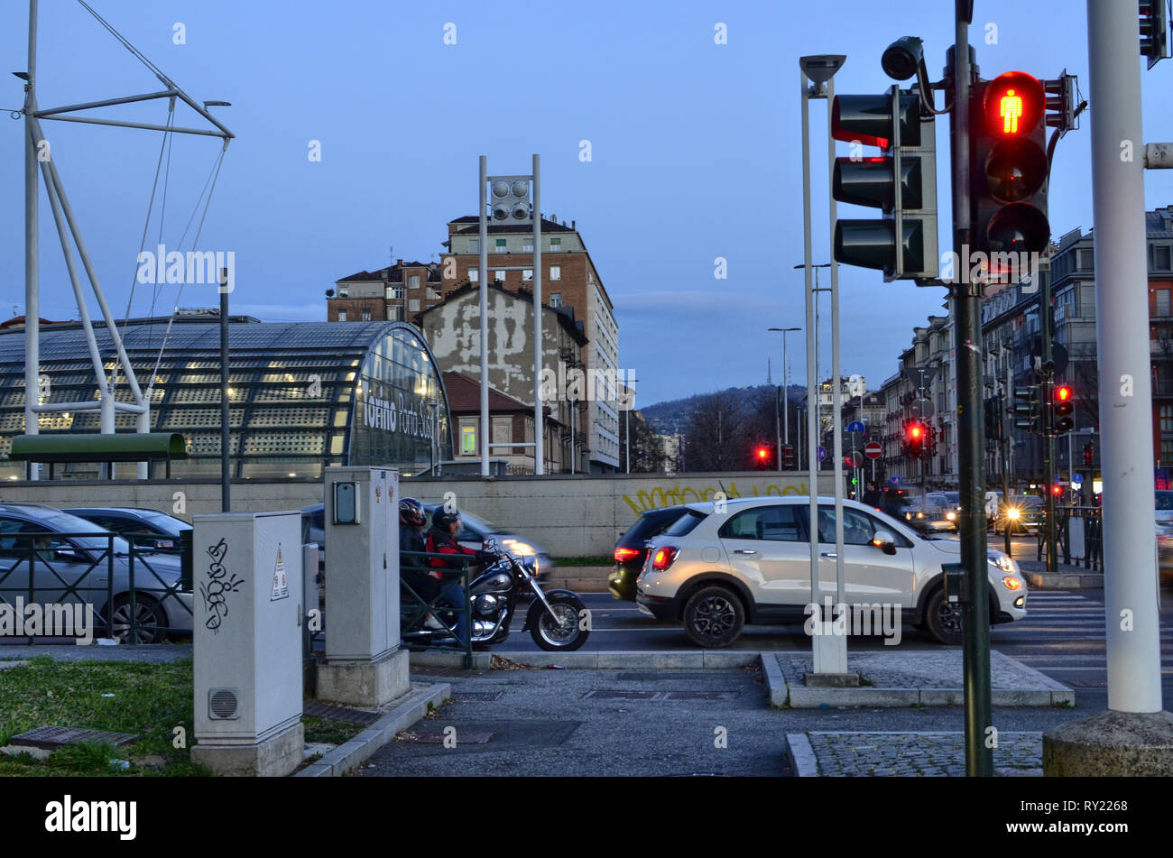 Torino Piemonte, Italia. Marzo 2019. Tramonto verso l'esterno della stazione ferroviaria di Porta Susa, una moderna e futuristica struttura in vetro e acciaio. Foto Stock