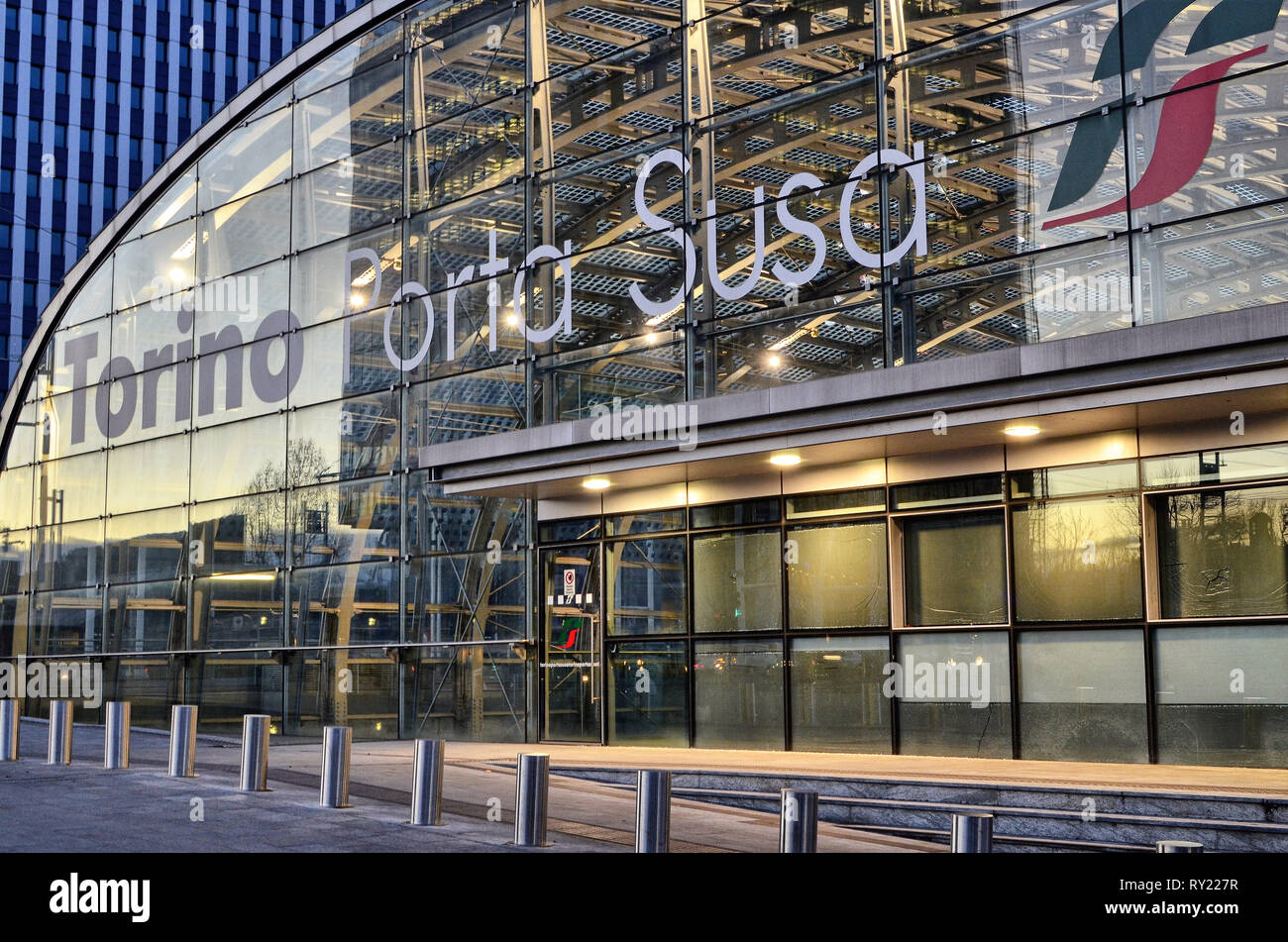 Torino Piemonte, Italia. Marzo 2019. Tramonto verso l'esterno della stazione ferroviaria di Porta Susa, una moderna e futuristica struttura in vetro e acciaio. Foto Stock