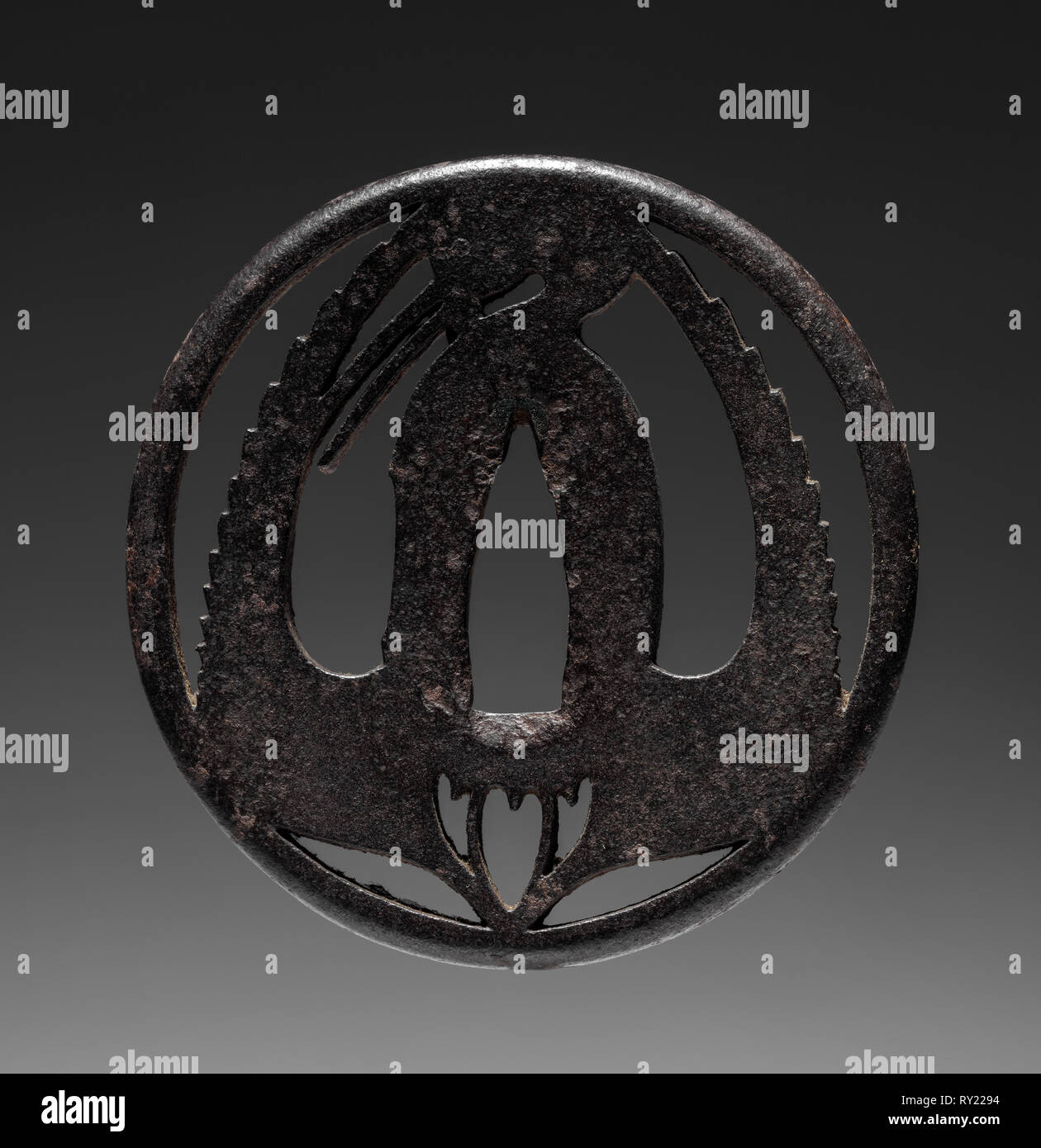 Guardia di spada, 1615-1868. Giappone, periodo Edo (1615-1868). Ferro da stiro; diametro: 7 cm (2 3/4 in Foto Stock