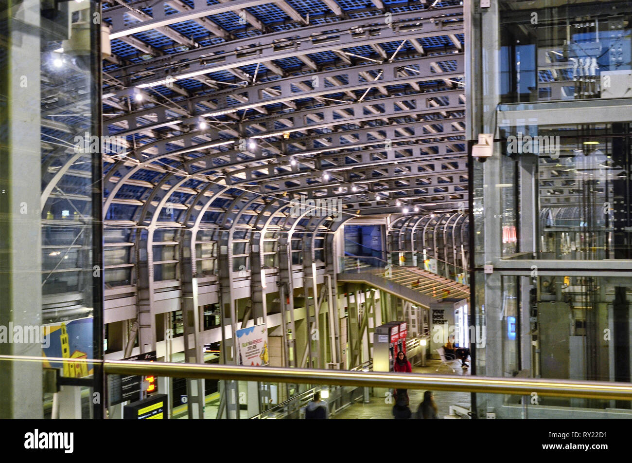 Torino Piemonte, Italia. Marzo 2019. Tramonto verso l'interno della stazione ferroviaria di Porta Susa, una moderna e futuristica struttura in vetro e acciaio. Foto Stock