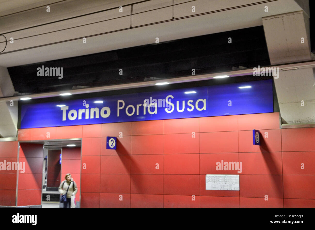 Torino Piemonte, Italia. Marzo 2019. L'interno della stazione di Porta Susa, una moderna e futuristica in vetro e struttura in acciaio. Nel seminterrato, il TR Foto Stock
