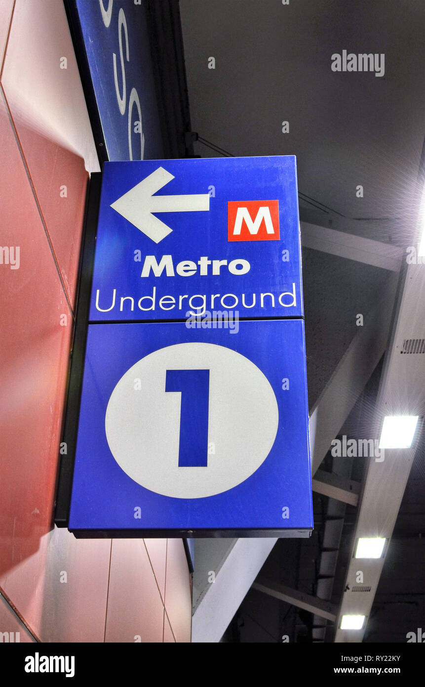 Torino Piemonte, Italia. Marzo 2019. L'interno della stazione di Porta Susa. Nel seminterrato, i binari e le banchine per i viaggiatori, immediatamente visib Foto Stock