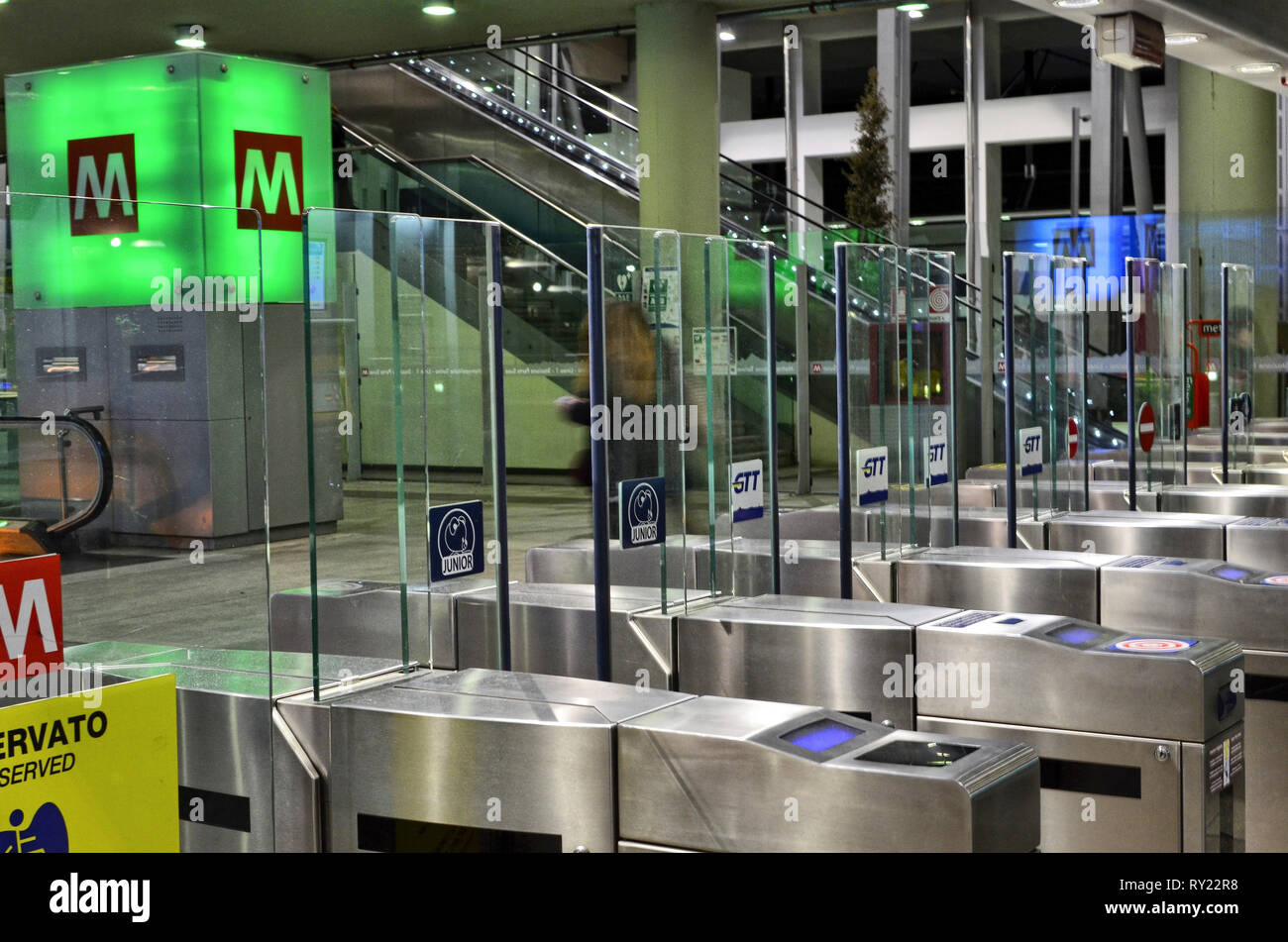 Torino Piemonte, Italia. Marzo 2019. Tramonto verso l'interno della stazione di Porta Susa, una moderna e futuristica in vetro e struttura in acciaio. La metr Foto Stock