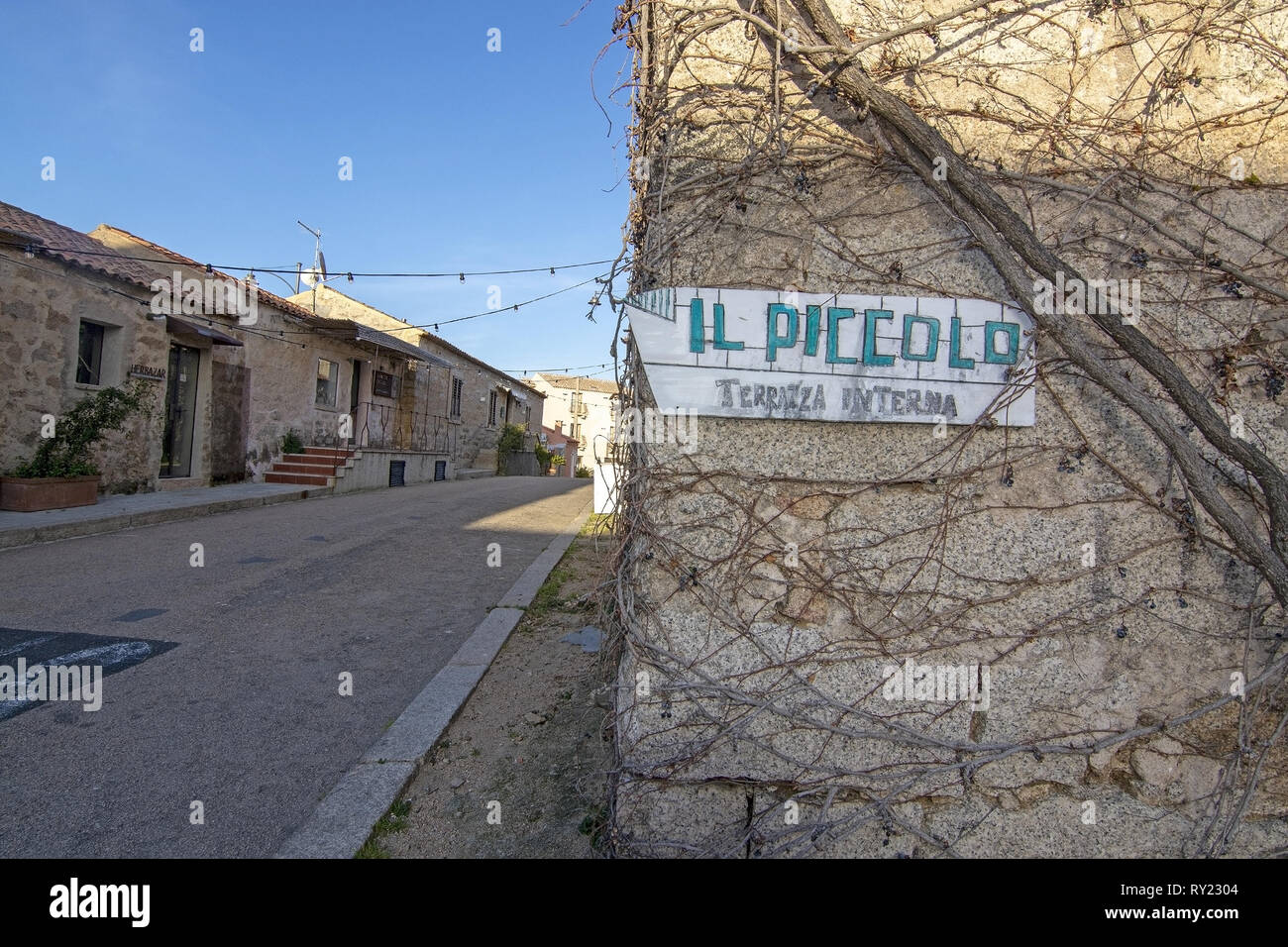 SAN PANTALEO, Sardegna, Italia - Marzo 3, 2019: Angolo con artigianali fatti a mano segno Il Piccolo sulla costruzione di pietra in una giornata di sole il 3 marzo 2019 in San P Foto Stock