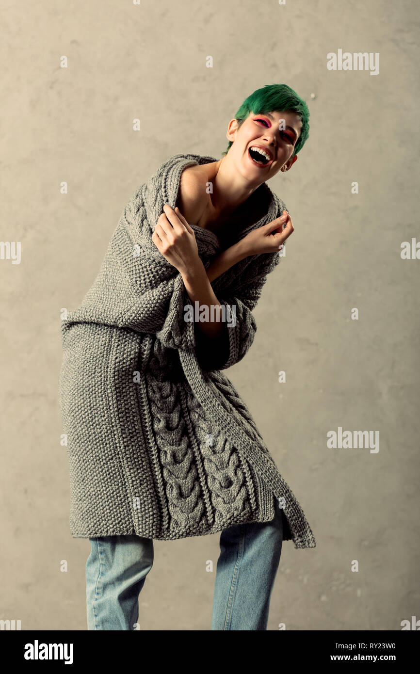 Positivo donna allegra che mostra le sue emozioni a voi Foto Stock