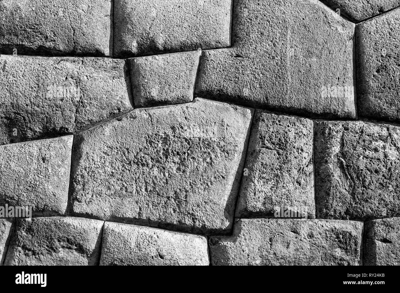 Fotografia in bianco e nero di un muro Inca in rovina archeologica di Sacsayhuaman in Cusco, Perù. Foto Stock
