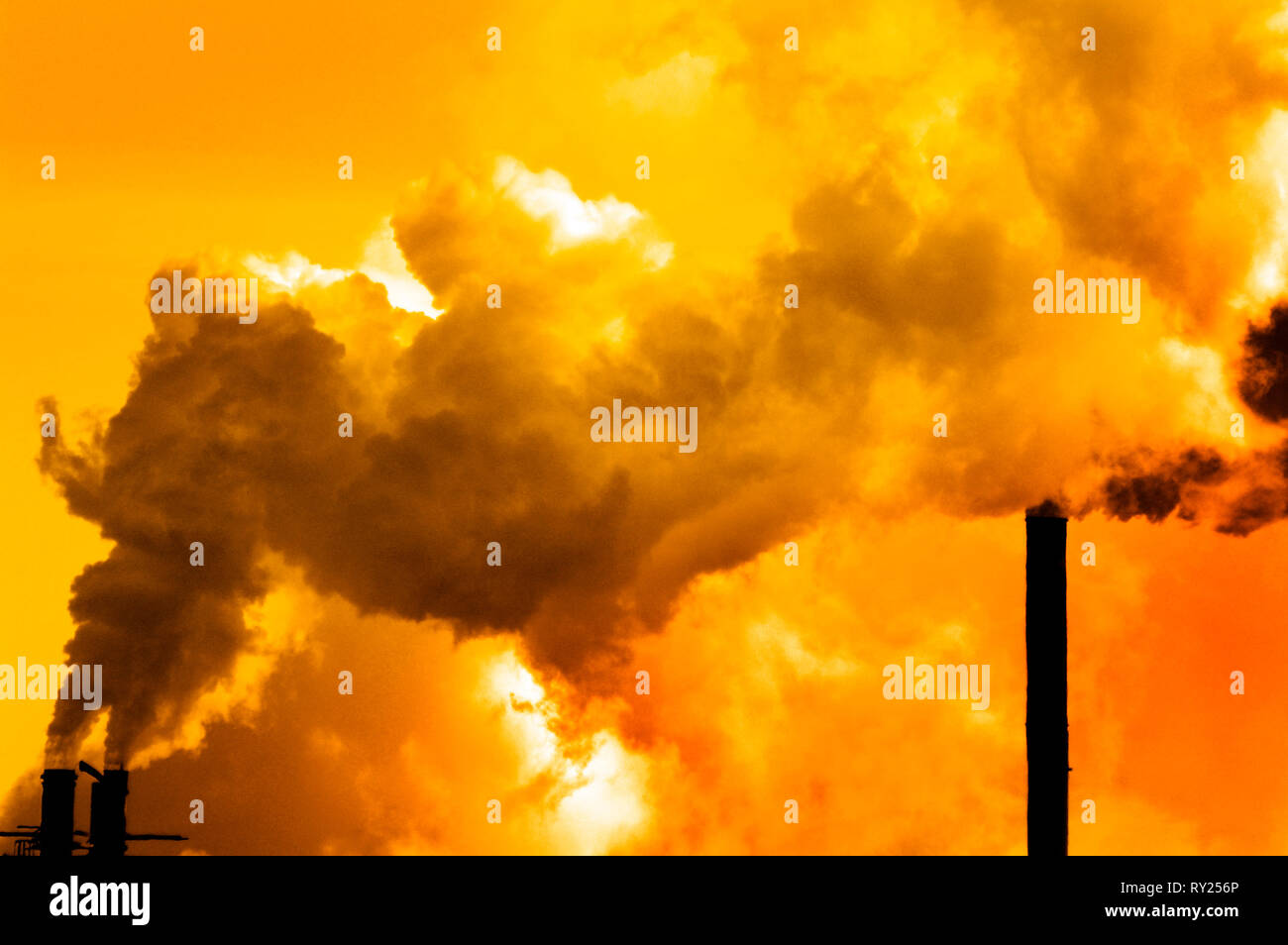 L'inquinamento della scarsa qualità dell'aria il fumo della fabbrica di pile ambiente Foto Stock