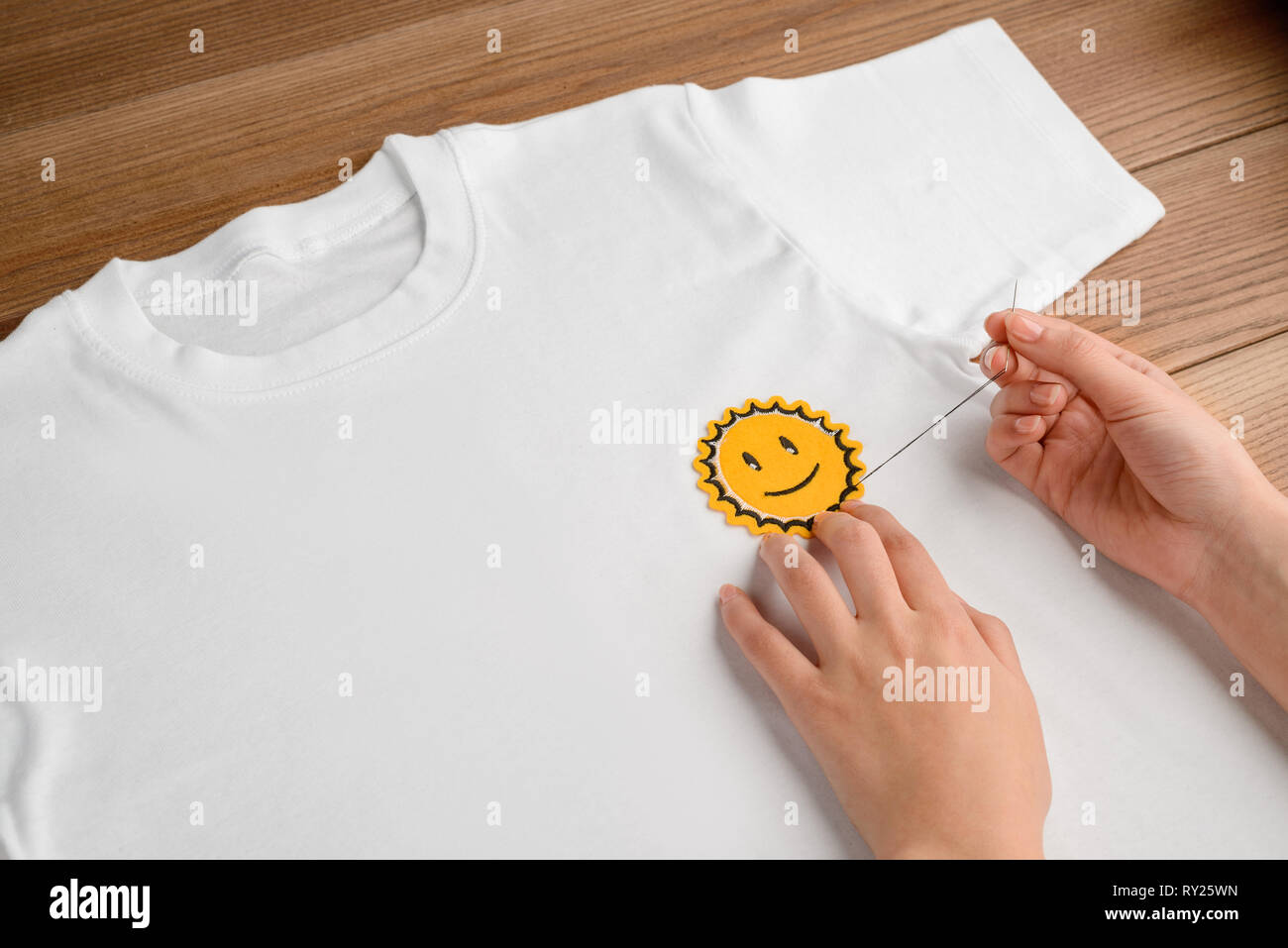Ragazza cucito un sorridente sun Foto Stock