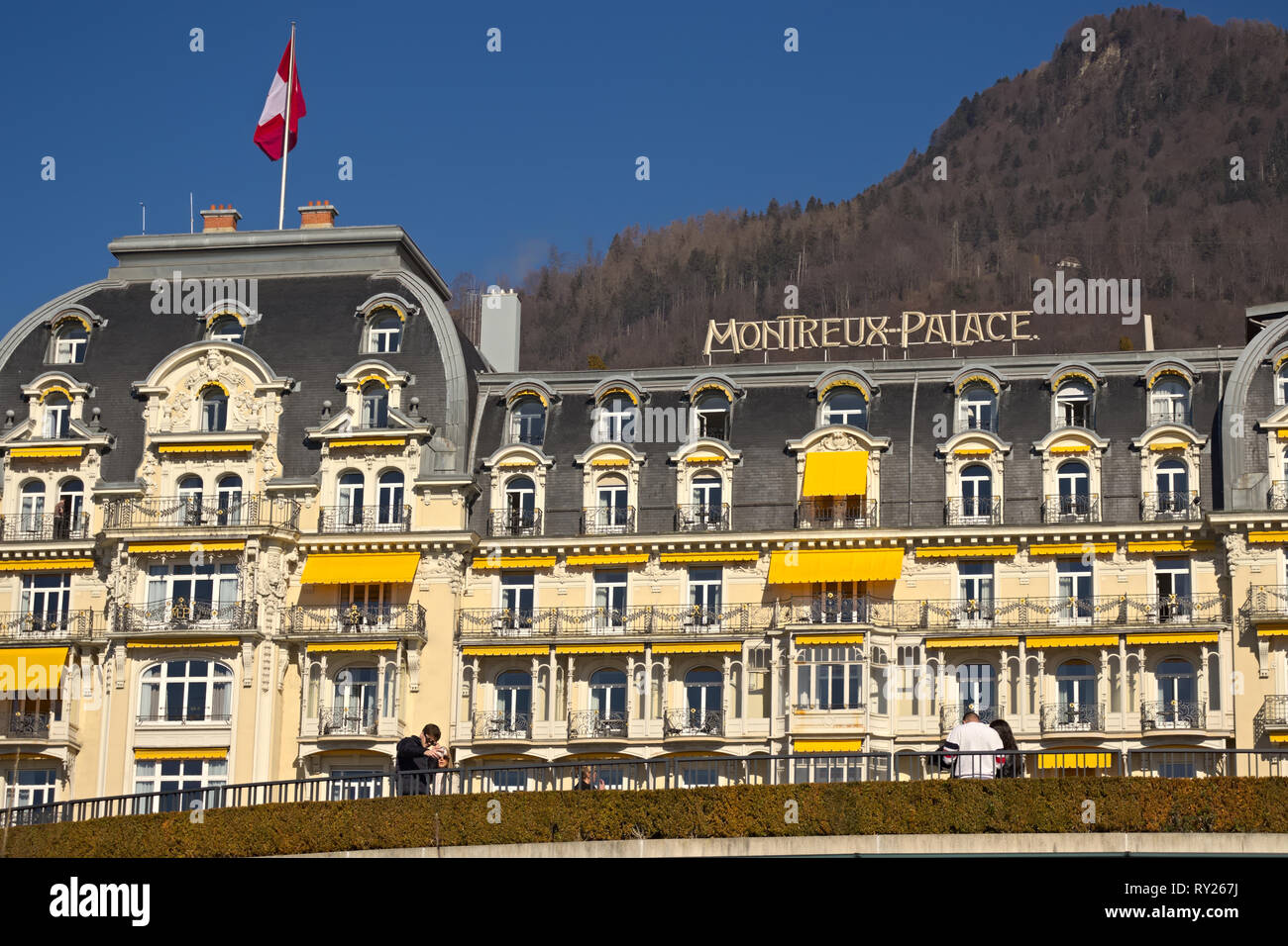 Montreux, Svizzera - 02 17, 2019: Montreux Palace Hotel un albergo di lusso a cinque stelle con le montagne sullo sfondo. Foto Stock