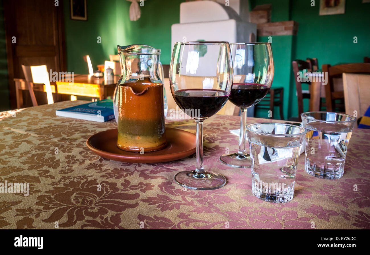 Bicchiere di vino rosso su un tavolo nel ristorante rustico Foto Stock
