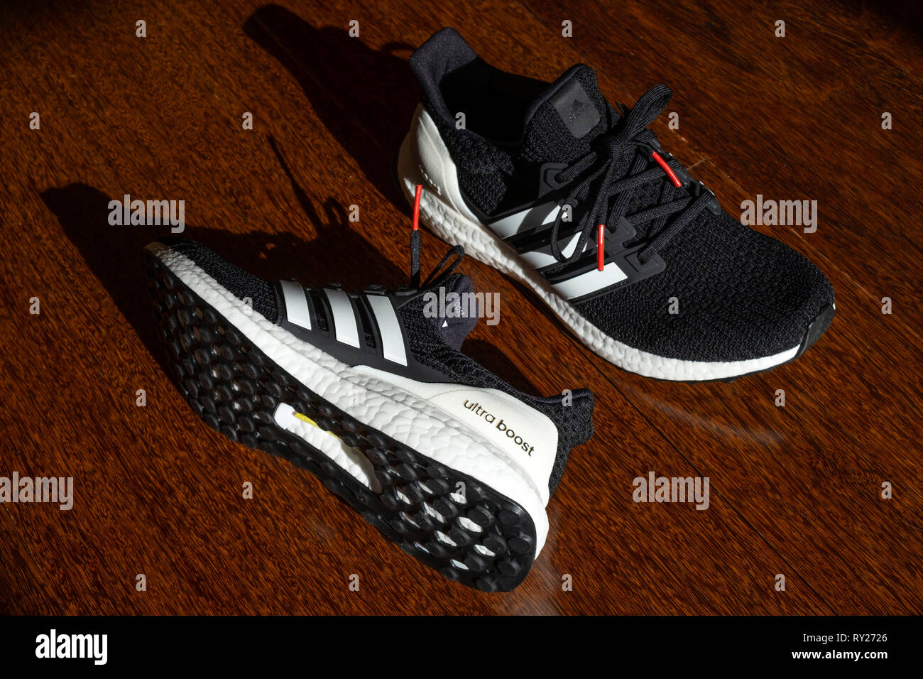 adidas ultra boost con righe oro