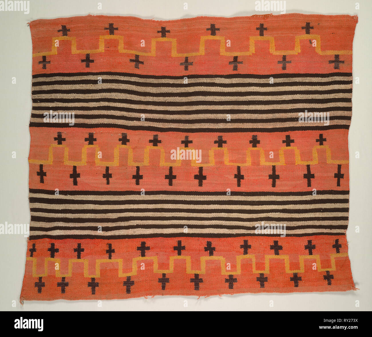 Rug (donna coperta da indossare lo stile), c. 1895-1905. America, Nativi Nord Americani, a sud-ovest, Navajo, Post-Contact, inizio periodo. Arazzo armatura: lana (handspun); complessivo: 125 x 146,5 cm (49 3/16 x 57 11/16 in Foto Stock