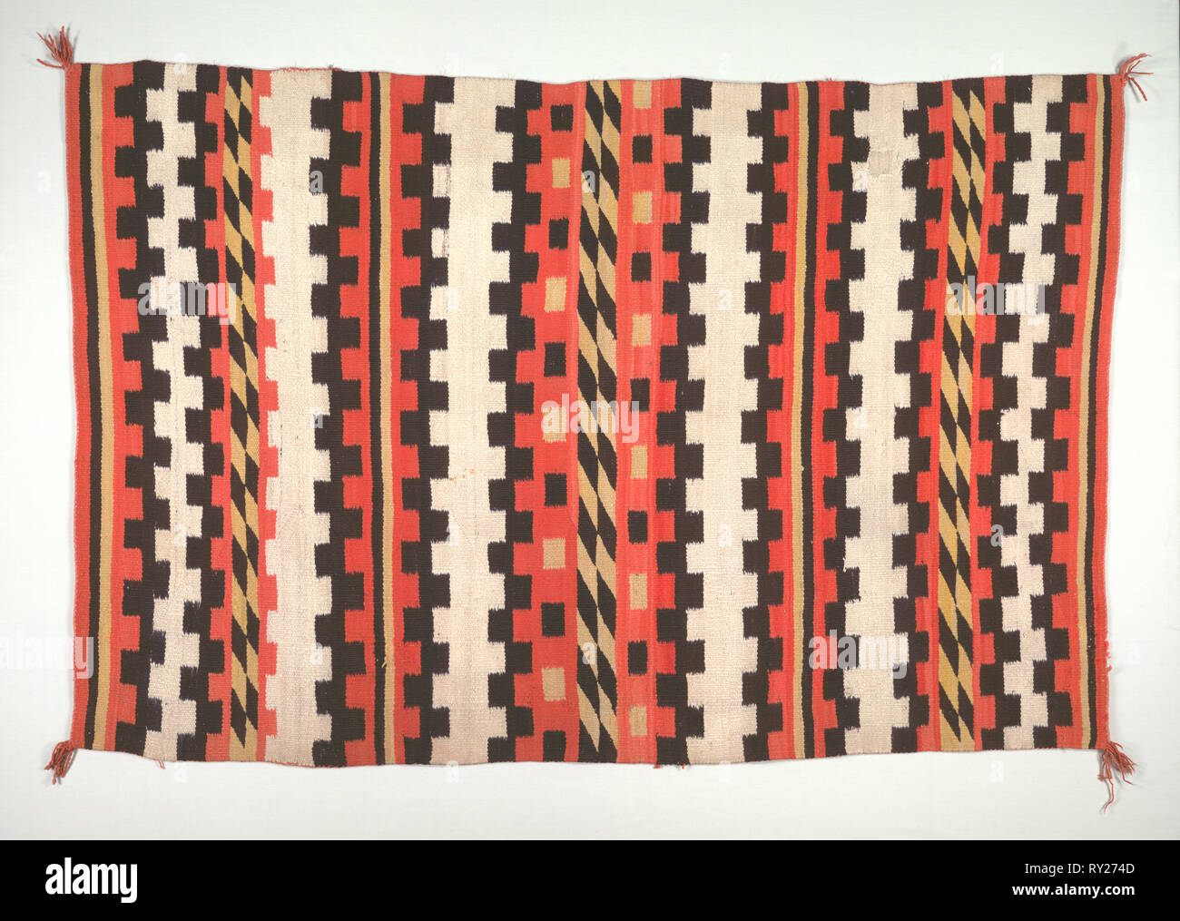 Rug (nastrare pound coperta stile), c. 1895-1910. America, Nativi Nord Americani, a sud-ovest, Navajo, post- Contatto, periodo in anticipo. Arazzo armatura: lana; complessivo: 220 x 138,8 cm (86 5/8 x 54 5/8 in Foto Stock