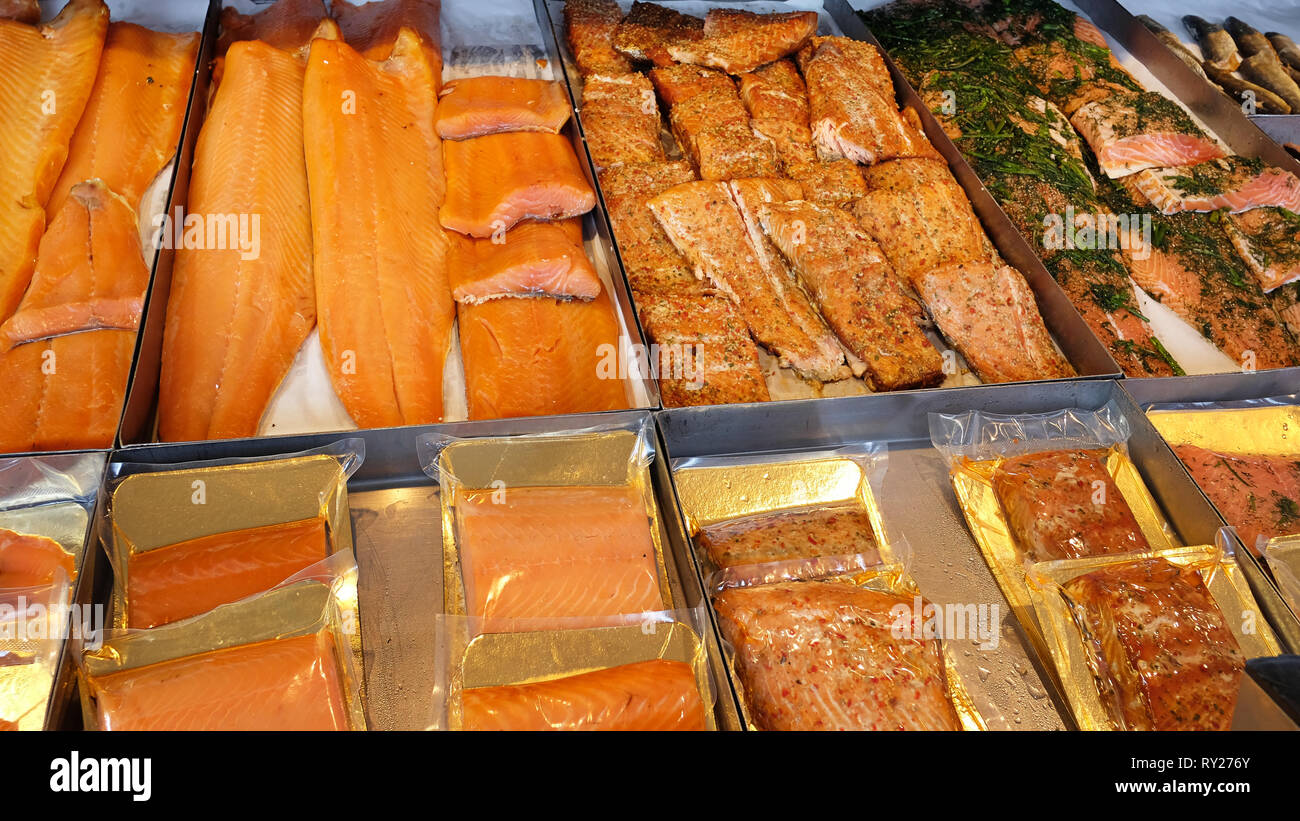 Il salmone norvegese confezionate singolarmente e ONU-pranzo, un delizioso pesce locale delicatezza visualizzati al famoso mercato del pesce o fisketorget a Bergen Foto Stock