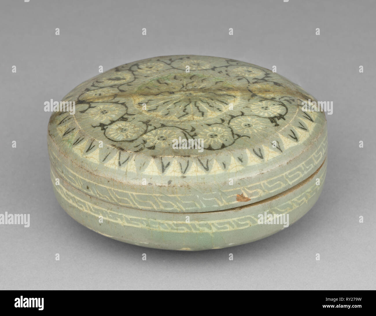 Scatola e coperchio con intarsio di crisantemo e Design di scorrimento, 1200s. Corea, periodo Goryeo (918-1392). In ceramica Foto Stock
