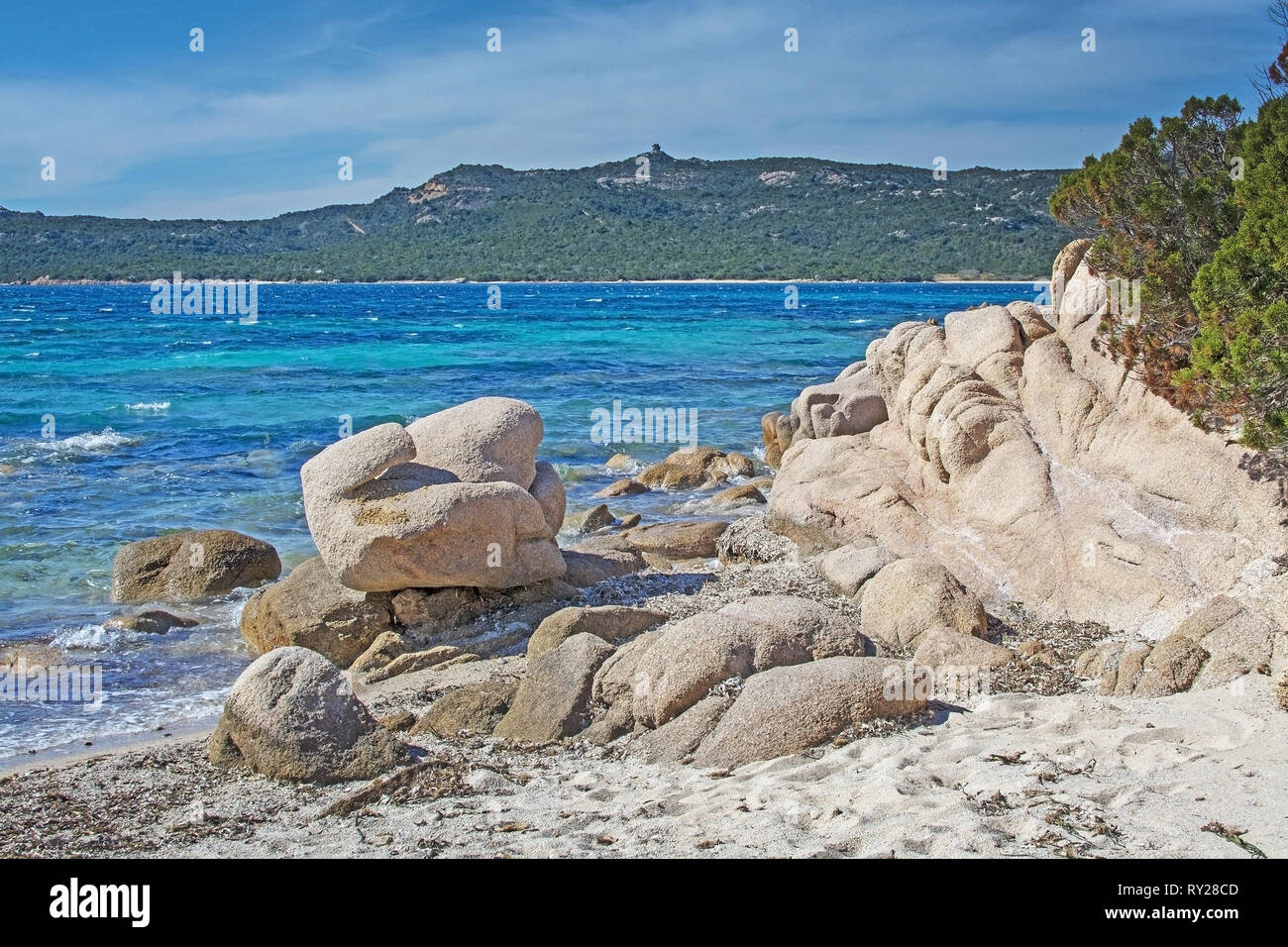 Verde acqua e divertente di roccia di granito forme su una spiaggia in Costa Smeralda, Sardegna, Italia nel mese di marzo. Foto Stock