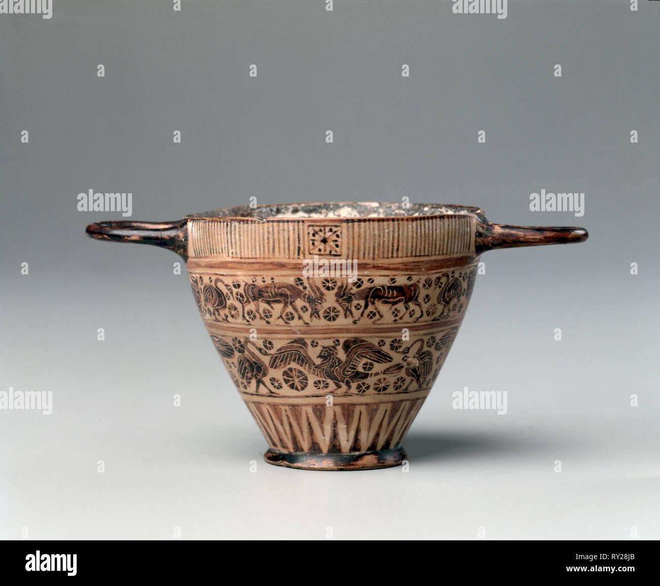 Skyphos corinzio, 600s. La Grecia, VII secolo A.C. Terracotte; complessivo: 7,3 cm (2 7/8 in Foto Stock