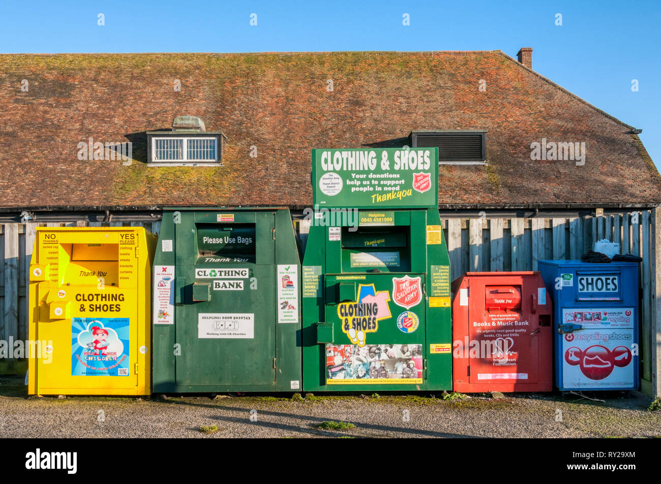 Una linea di abbigliamento e calzatura banche in un supermercato parcheggio auto. Foto Stock