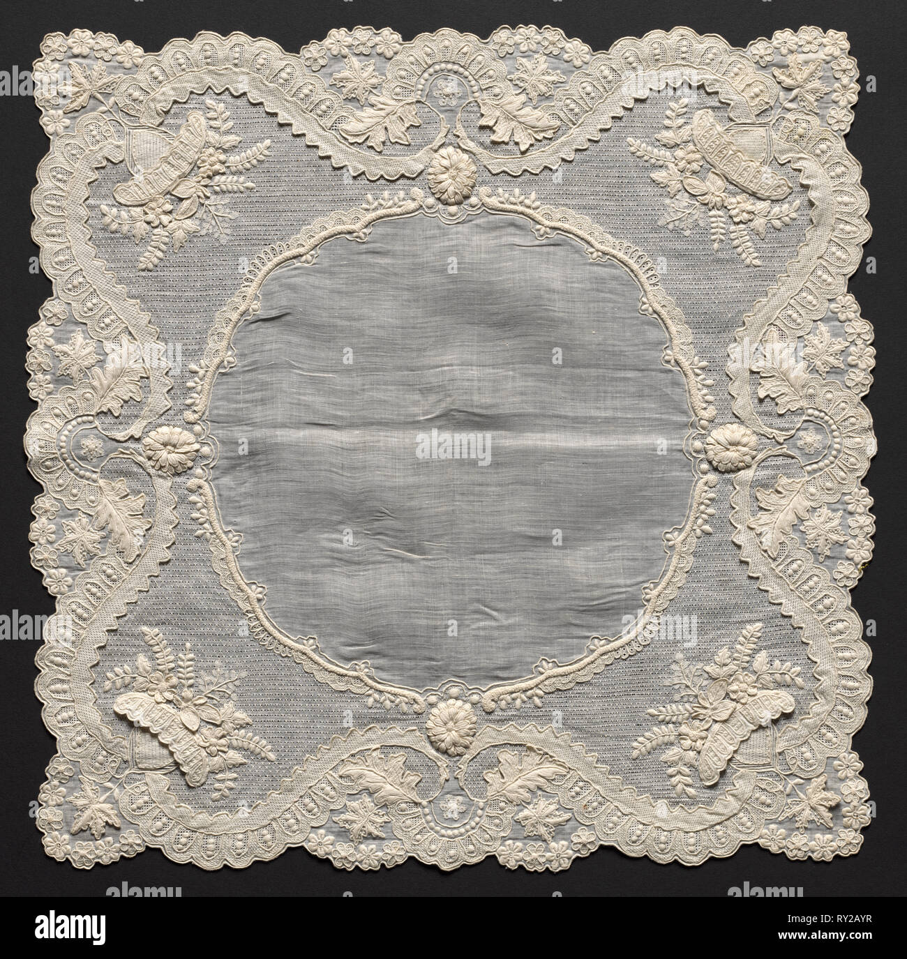 Fazzoletto ricamato, 1800s. L'Italia, xix secolo. Ricamo: biancheria;  complessivo: 39,4 x 40 cm (15 1/2 x 15 3/4 in Foto stock - Alamy