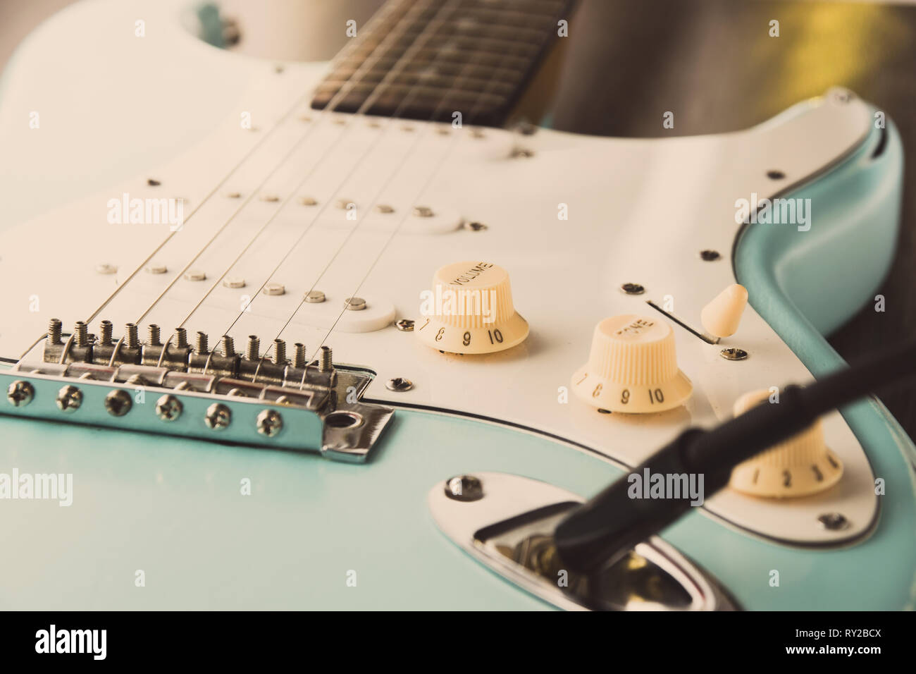 Dettagli e il collegamento della chitarra e filo presa via cavo. Controlli di tono e volume. Close up chitarra blu Foto Stock