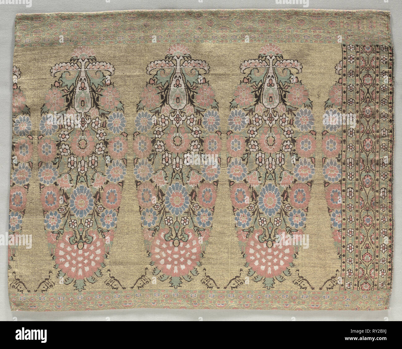 Due pezzi da una sciarpa, 1700s. Iran, XVIII secolo. Brocade; complessivo: 38,7 x 49 cm (15 1/4 x 19 5/16 in Foto Stock