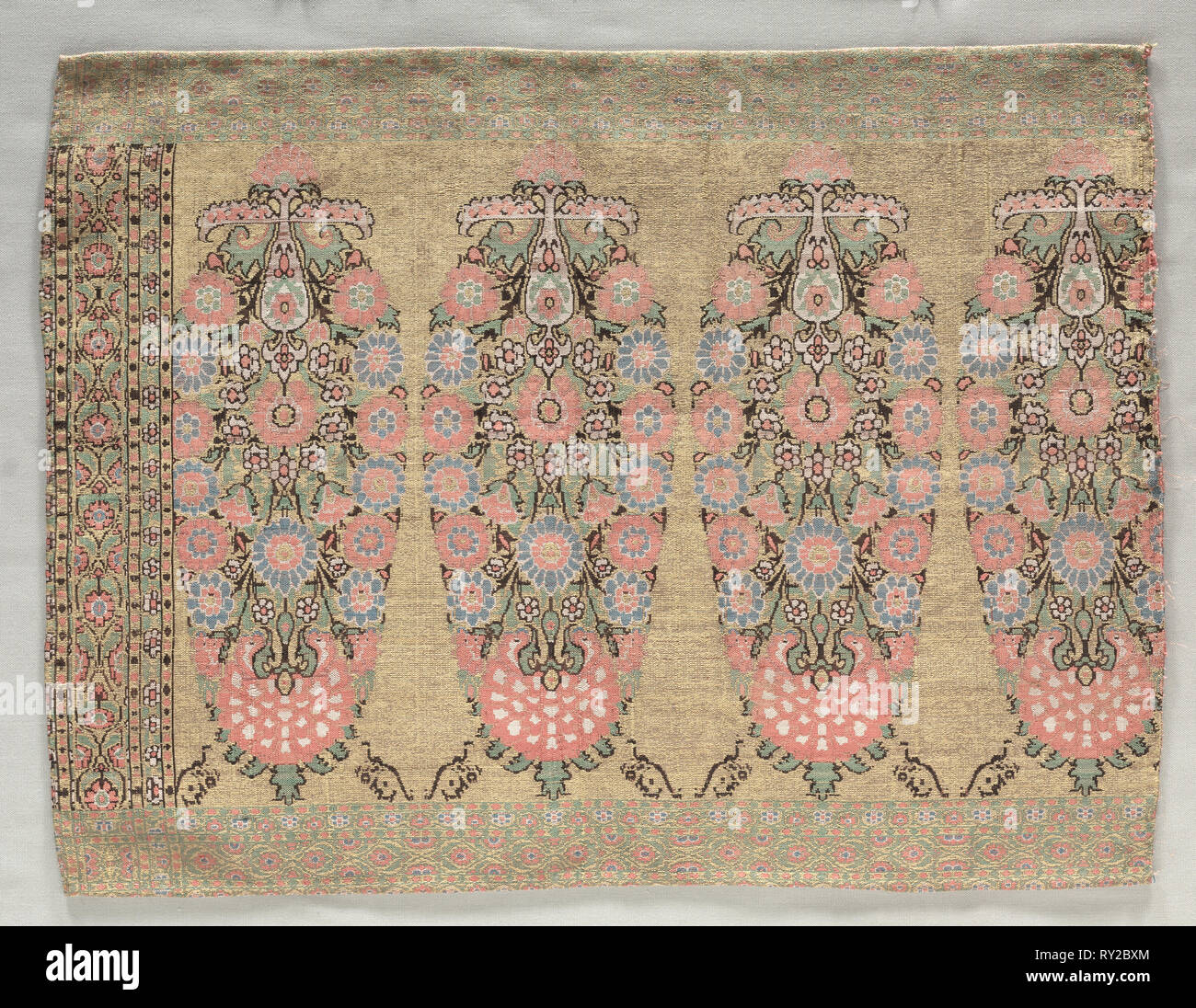 Due pezzi da una sciarpa, 1700s. Iran, XVIII secolo. Brocade; complessivo: 38,5 x 50,5 cm (15 3/16 x 19 7/8 in Foto Stock