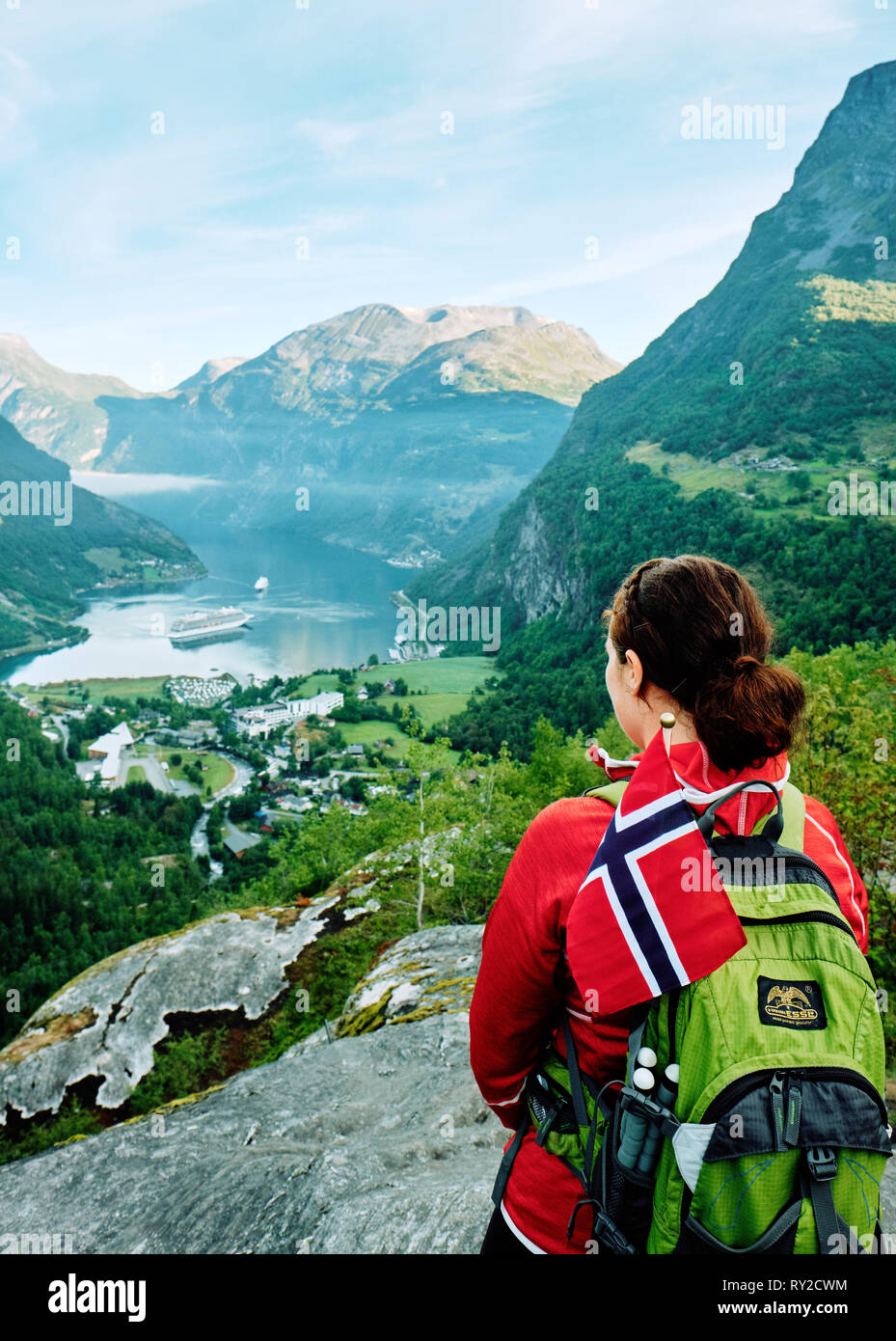 Uno zaino in spalla turistico guarda su Geirangerfjord dal punto di vista Flydalsjuvet Geiranger, Sunnmøre, Møre og Romsdal, Norvegia - turista norvegese del turismo Foto Stock