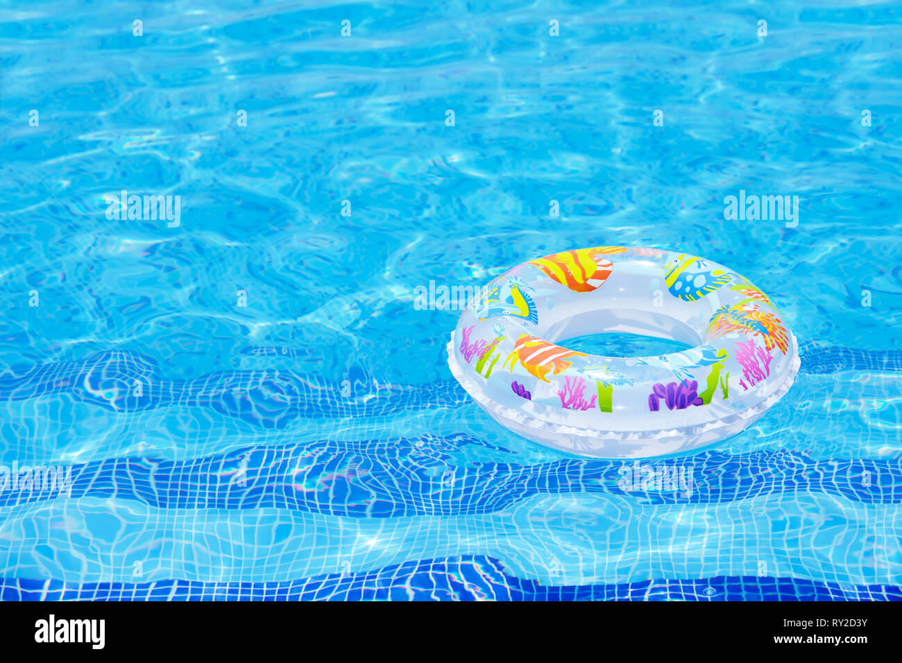 Gonfiabile ruota baby galleggianti in piscina Foto Stock
