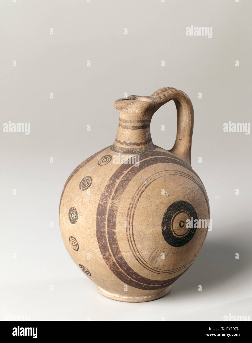 Caraffa, c. 600-475 A.C. Cipro, Cypro-Archaic II. Dipinto di bianco ware; diametro: 15,5 cm (6 1/8 in.); complessivo: 21 cm (8 1/4 poll.); diametro di piede: 7,7 cm (3 1/16 in Foto Stock