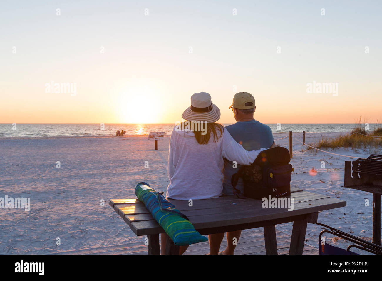 Ein verliebtes Paar sitzt sotto braccio am Strand vor der uentergehenden Sonne bei THEMENBILD Florida, 02.02.2017, 02.02.2017 Bildnachweis: Mario Hommes Foto Stock