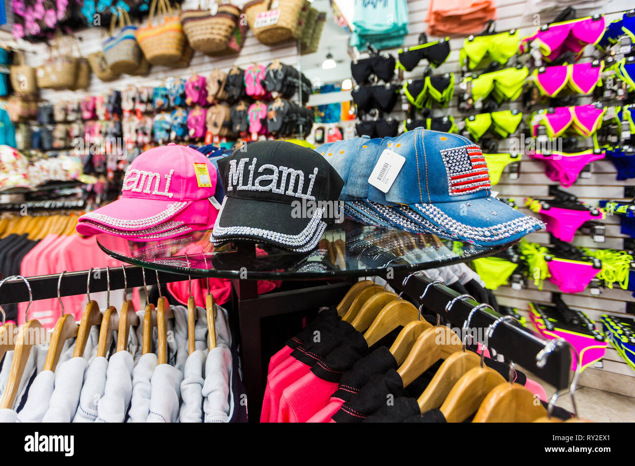 Bekleidueng uend Baseballcaps in einem Souevenirladen in Miami Beach bei THEMENBILD Florida, 08.02.2017 Bildnachweis: Mario Hommes / HH-fotografia Foto Stock