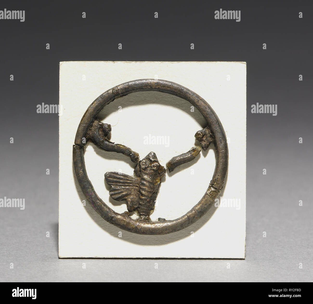 Ornamento con Bat Design, 1200s. Corea, periodo Goryeo (918-1392). Bronzo; diametro: 2,6 cm (1 in Foto Stock