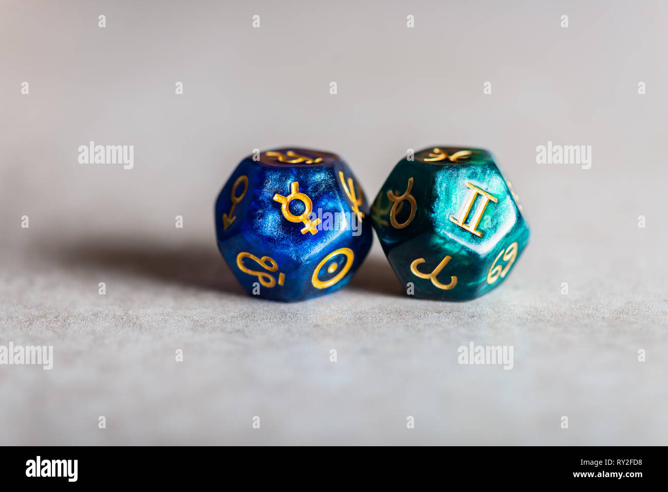 Astrologia Dice con zodiaco simbolo della Gemini e la sua sentenza pianeta Mercurio Foto Stock