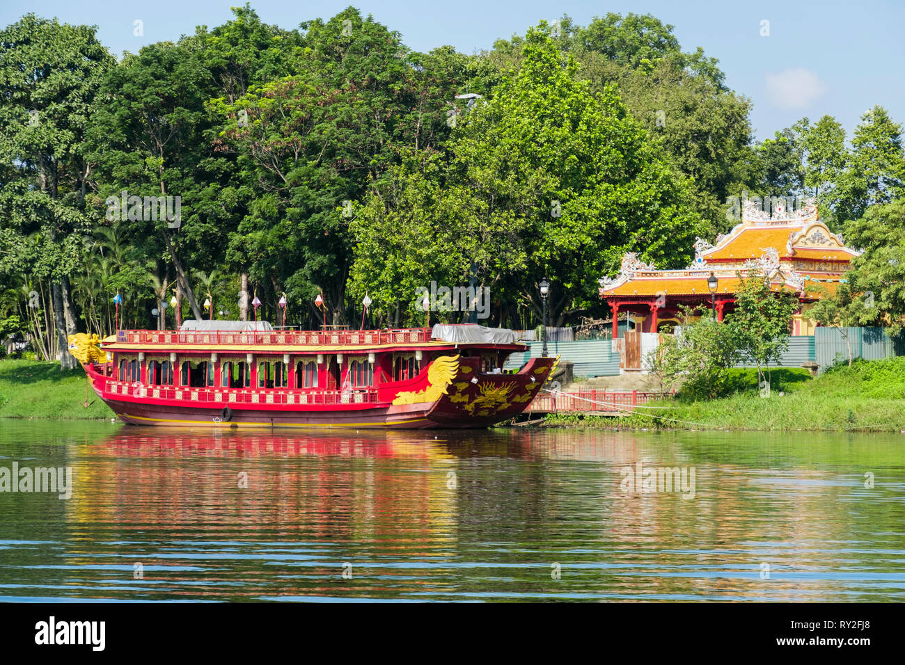 Royal barca ormeggiata sulla canzone Huong o Fiume Perfume. Tinta, Thừa Thien Hue, Provincia del Vietnam, in Asia Foto Stock