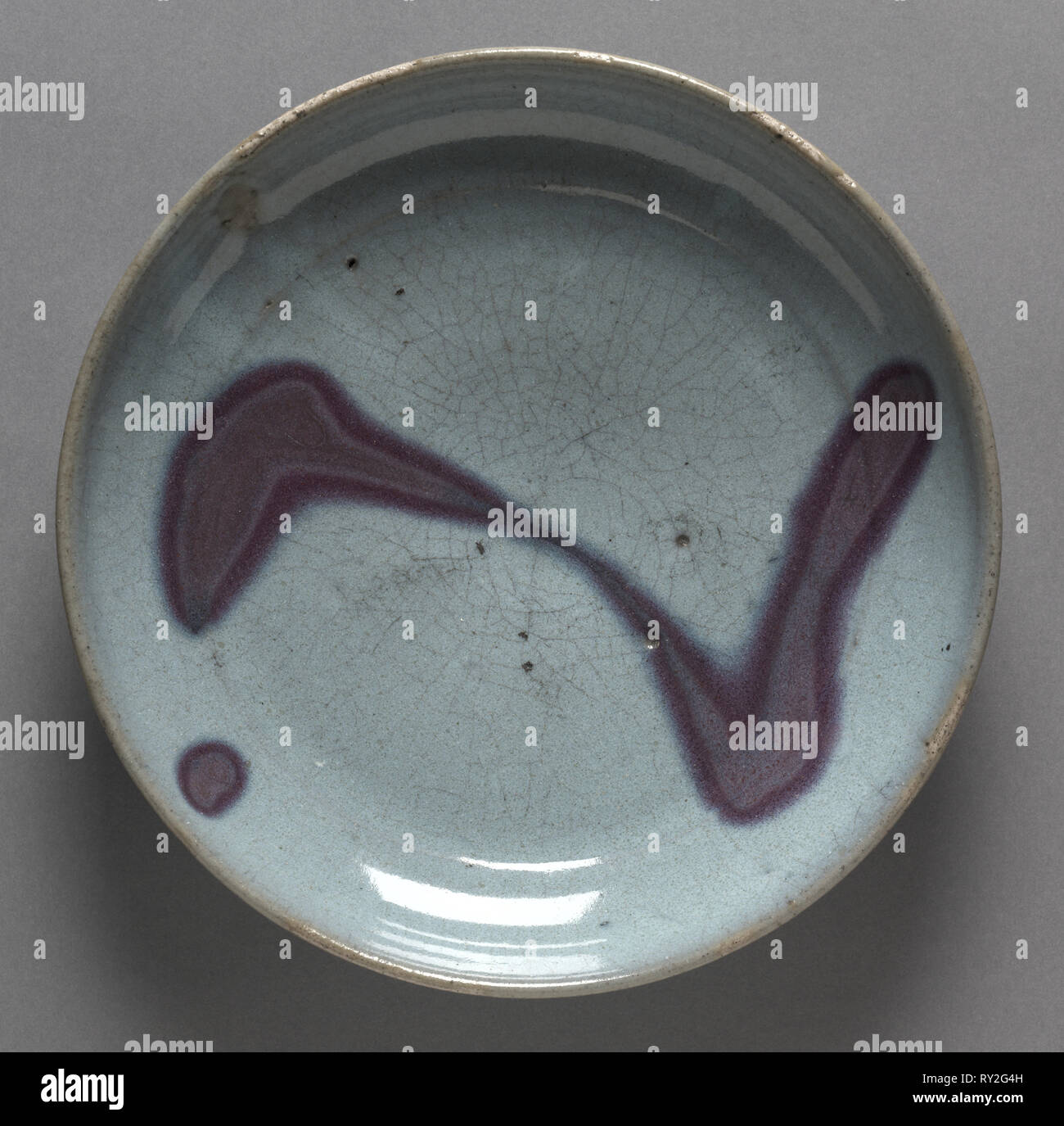 Piastra: Jun Ware, 1279-1368. Cina settentrionale, dinastia Yuan (1271-1368). Porcellanato con smalto a chiazze; diametro: 20,7 cm (8 1/8 in.); complessivo: 9,3 cm (3 11/16 in Foto Stock