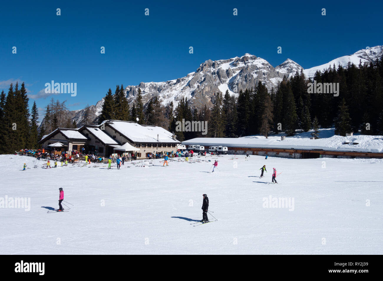 Gli sciatori Italia - presso il ristorante Montagnoli; Madonna di Campiglio, Brenat Dolomiti, Italia, Europa Foto Stock