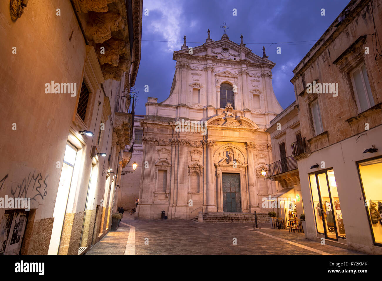 LECCE, PUGLIA ,Italia - Facciata della antica chiesa barocca di Santa Irene nel centro storico nella città vecchia di notte. Una regione della Puglia. Foto Stock