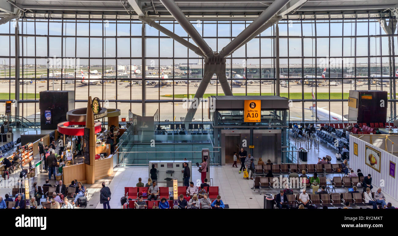 Heathrow Terminal 5 è un terminale dell'aeroporto di Heathrow Airport. Aperto nel 2008, il più grande free-standing edificio NEL REGNO UNITO Foto Stock