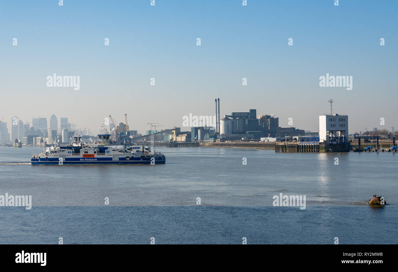 Woolwich Ferry sul Fiume Tamigi con Canary Wharf in background Foto Stock