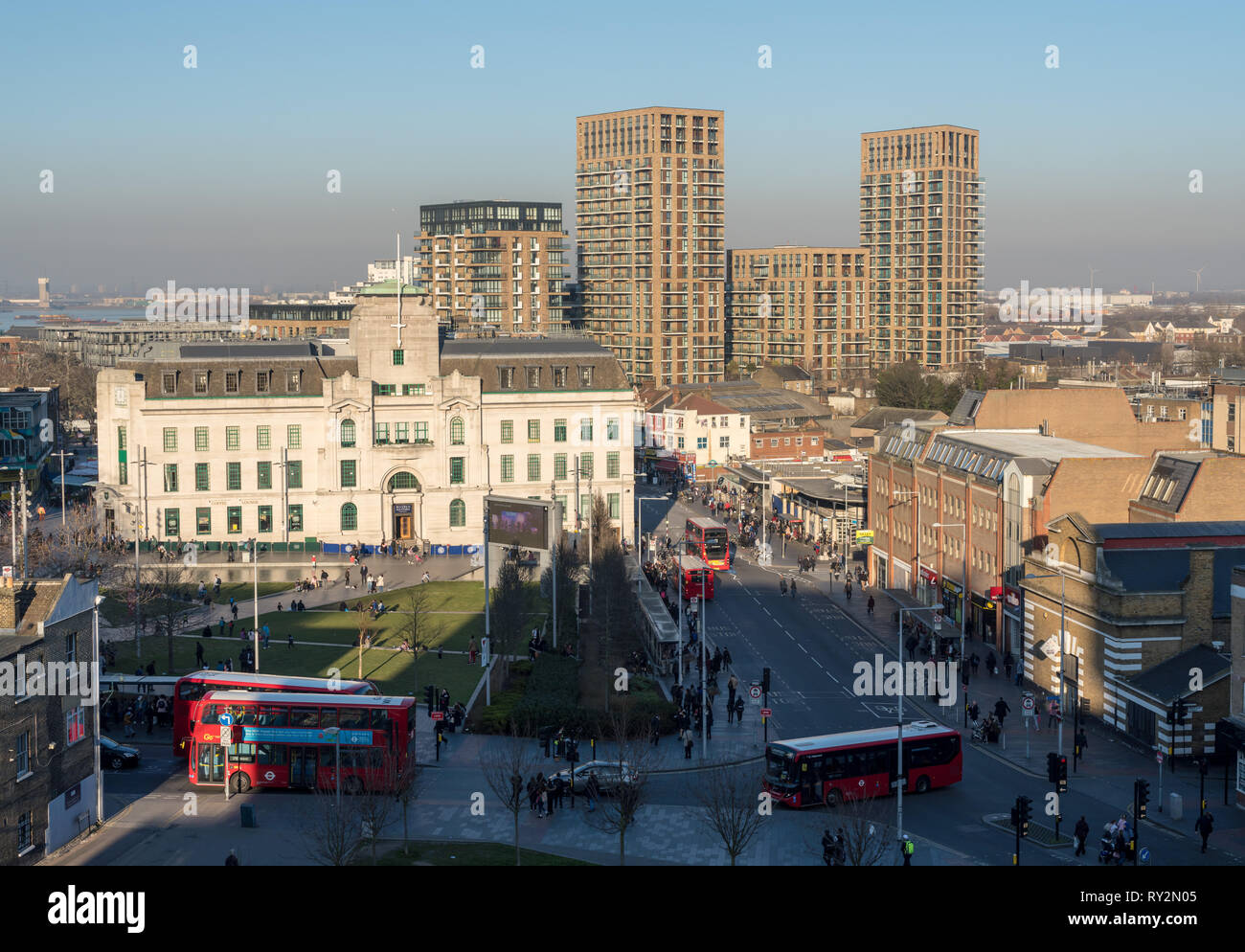 Grande TV a Gordon Square vicino a Woolwich mercato di Londra Foto Stock